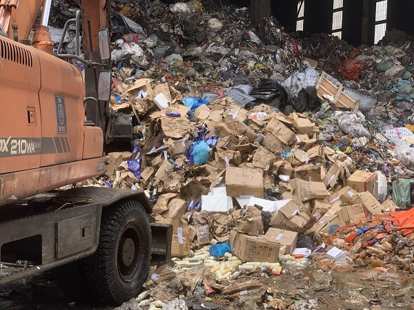 Toàn bộ số hàng hóa vi phạm bị tiêu hủy tại Công ty CP môi trường đô thị và công nghiệp 11