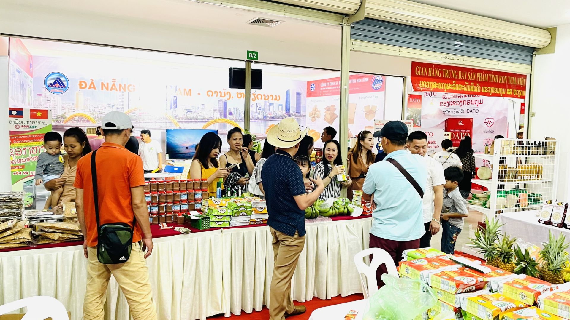 Trước đó, Hội chợ triển lãm hữu nghị Lào – Việt Nam đã được long trọng tổ chức tại Trung tâm thương mại tỉnh Sekong, Lào