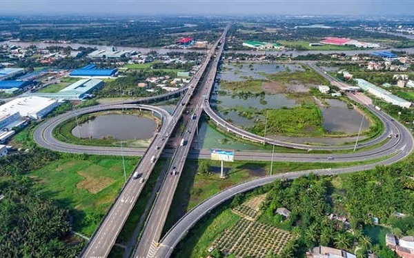 Hiện nay cả nước đang tích cực hoàn thiện công tác chuẩn bị đầu tư nhiều dự án đường bộ cao tốc, trong đó có 5 dự án quan trọng quốc gia phải trình Quốc hội xin chủ trương đầu tư (Ảnh: Điểm cuối đường Vành đai 2 TP. Hồ Chí Minh kết nối tại thị trấn Bến Lức, tỉnh Long An)