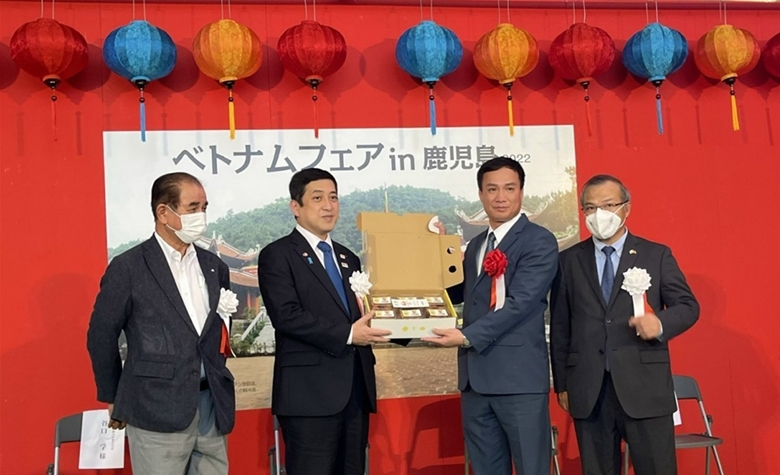 Mr Trieu The Hung, Chairman of the Hai Duong Provincial People's Committee, delivered Thanh Ha lychee to Kagoshima's Governor.