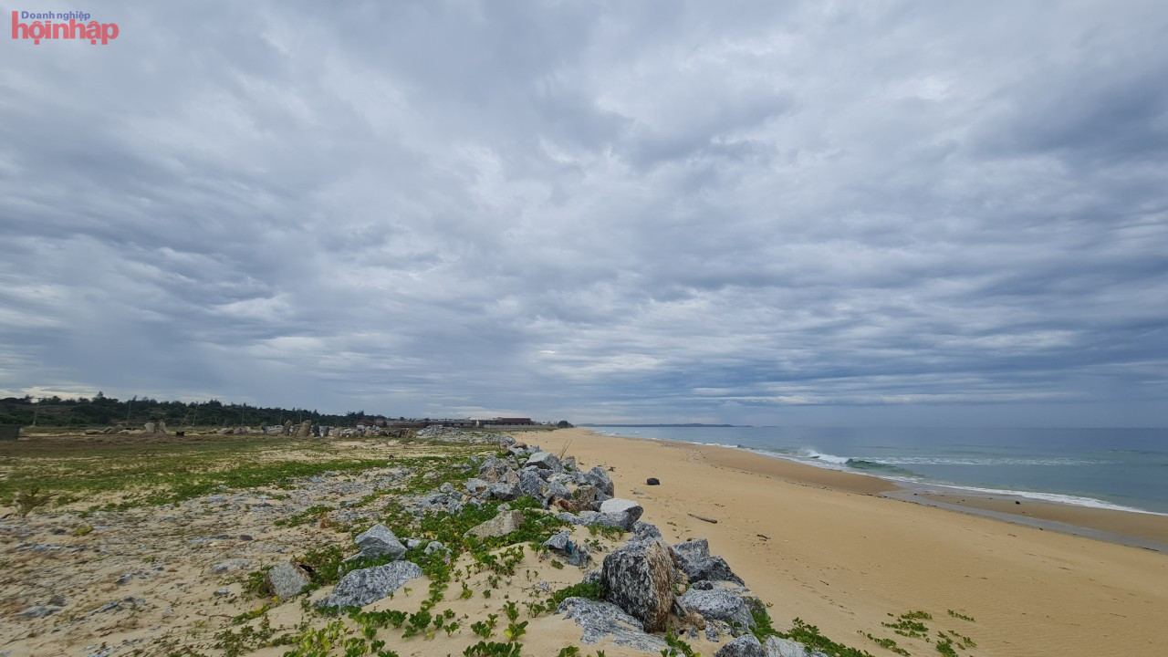 Since the beginning of this year, when information on the building of the Dung Quat - Sa Huynh coastal road project and the North-South highway became available, the land price in Quang Ngai's coastal communes has risen substantially.