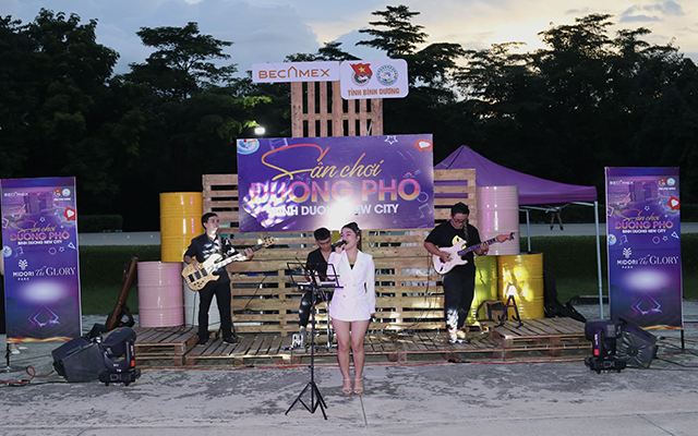 The musical performances are unique with a youthful and modern style.