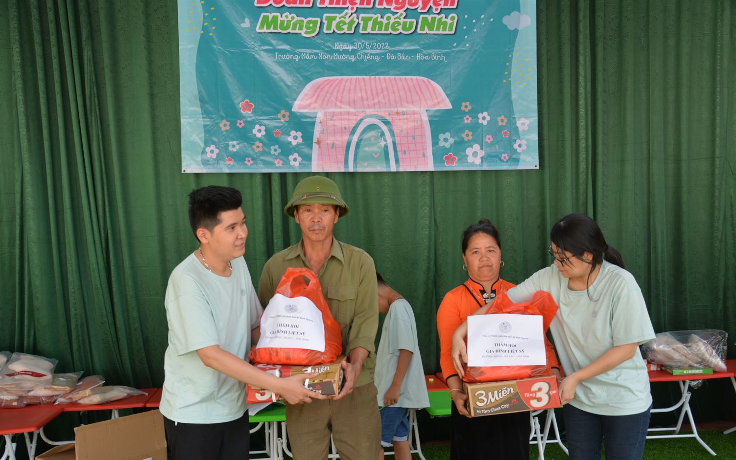 Cty HRNEE tặng quà gia đình liệt sỹ xã vùng cao Mường Chiềng, Đà Bắc.