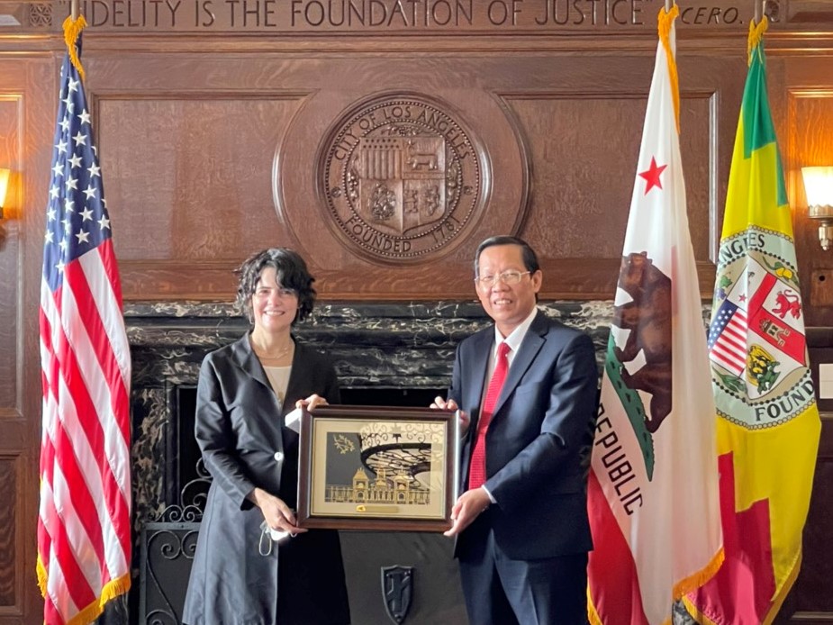 President Phan Van Mai delivers a memento to Los Angeles City's Deputy Mayor. Photographer: NGOC DIEM