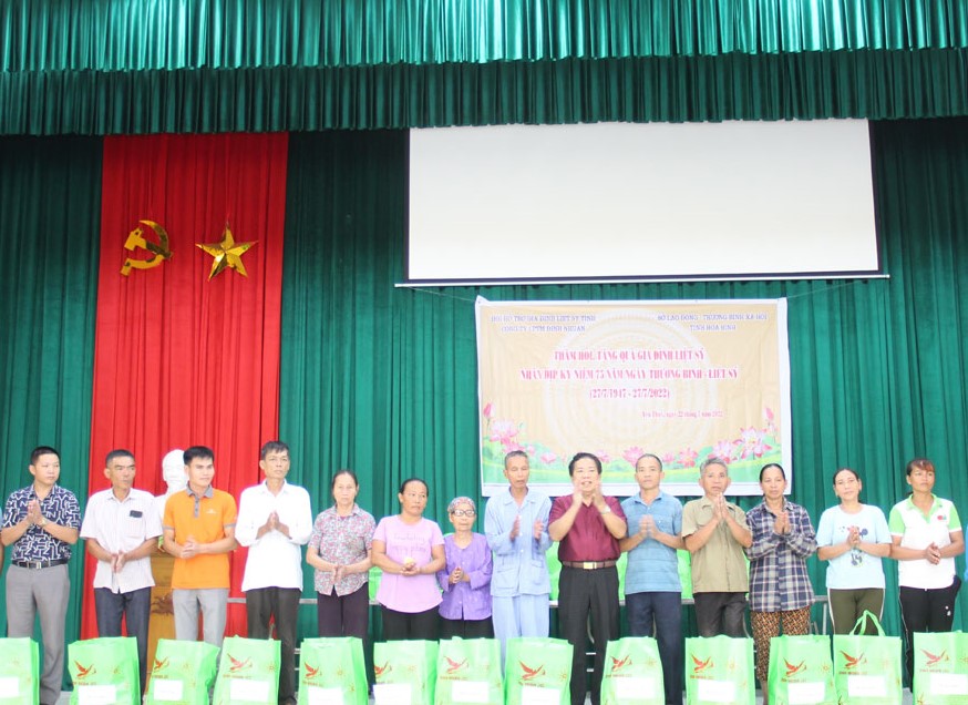 Lãnh đạo Hội Hỗ trợ gia đình liệt sỹ tỉnh Hòa Bình và Công ty CP thương mại Định Nhuận tặng quà cho các hộ gia đình liệt sỹ xã Lạc Lương (Yên Thủy).