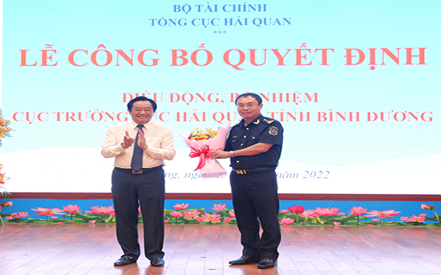 Phó Bí thư Thường trực Tỉnh ủy Nguyễn Hoàng Thao tặng hoa chúc mừng tân Cục trưởng Cục Hải quan Bình Dương,  Ông Nguyễn Trần Hiệu.