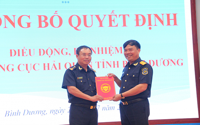 Phó Tổng Cục trưởng Tổng cục Hải quan Ông Nguyễn Văn Thọ đã trao quyết định cho tân Cục trưởng Cục Hải quan Bình Dương,  Ông  Nguyễn Trần Hiệu