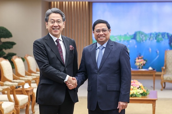 Mr Maeda Tadashi, Chairman of the Board of Directors of the Japan Bank for International Cooperation (JBIC), is received by Prime Minister Pham Minh Chinh (Photo: VGP/Nhat Bac).