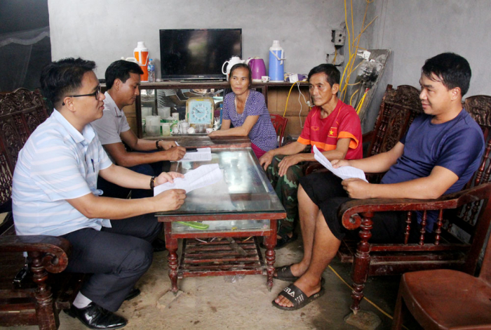 Cán bộ Ban Quản lý Dự án đầu tư và Dịch vụ công cộng huyện Lâm Thao trao đổi với người dân khu Tân Sơn, thị trấn Lâm Thao về công tác bồi thường, GPMB