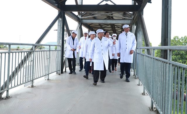 The Prime Minister and his delegation paid a visit to TH Group's dairy farm in Nghe An.