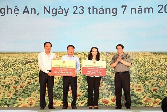 Prime Minister Pham Minh Chinh donated 1.5 billion VND to assist the development of cultural homes for 30 communes in the mountainous region of Phu Quy, as well as 1 billion VND to support the construction of 20 gratitude houses.