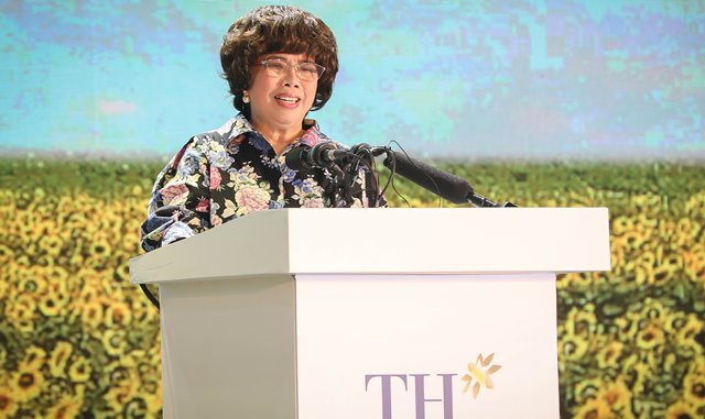 Labor Hero Thai Huong - Founder, Chairman of the TH Group Strategy Council, thanks and respects the Prime Minister's and delegation's attention on behalf of the Board of Directors and all workers of TH Group.