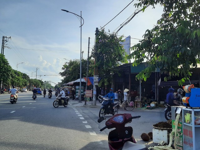Khu chợ nằm ngay trục đường chính huyện Nghi Xuân gây mất an toàn giao thông