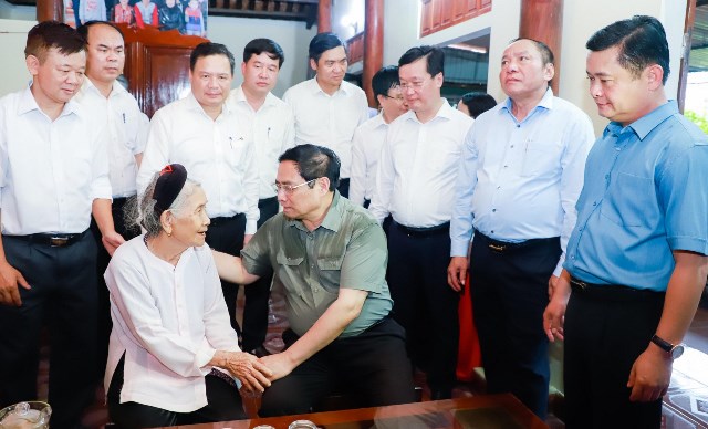 Prime Minister Pham Minh Chinh visits Mrs Nguyen Thi Tam, born in 1940, in Phuc Son commune, (Anh Son district), the wife of Martyr Nguyen Sy Viet.