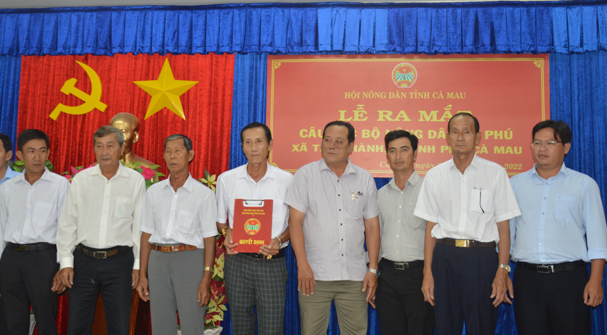 Ban chủ nhiệm Câu lạc bộ Nông dân tỷ phú xã Tân Thành, TP Cà Mau ra mắt.