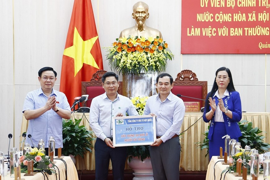 Tại cuộc làm việc, Chủ tịch Quốc hội Vương Đình Huệ chứng kiến đại diện Tổng công ty đầu tư Hợp Nghĩa trao biển hỗ trợ kinh phí xây dựng 30 nhà ở cho người có công tỉnh Quảng Ngãi.