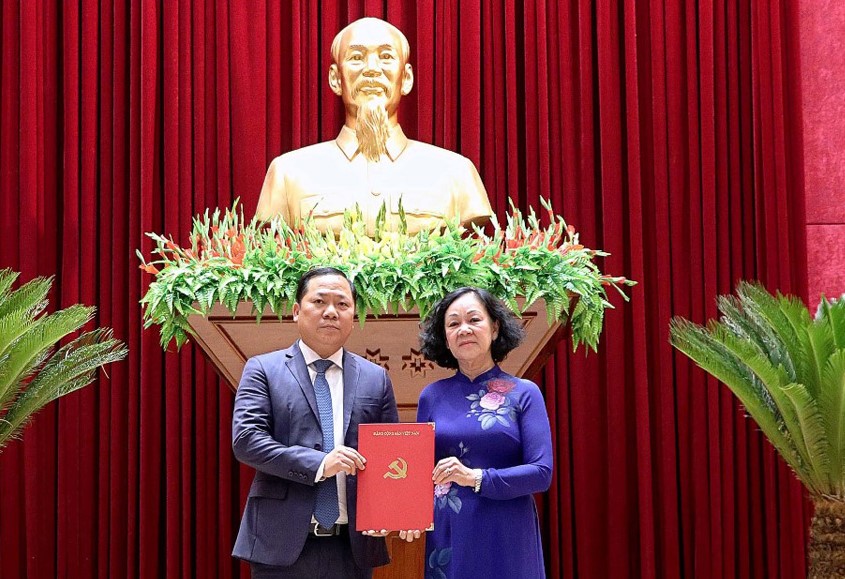 Trưởng Ban Tổ chức T.Ư Trương Thị Mai trao Quyết định của Bộ Chính trị cho đồng chí Nguyễn Phi Long giữ chức vụ Bí thư Tỉnh ủy Hòa Bình.