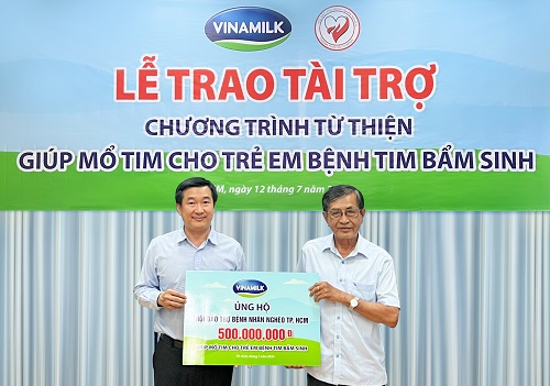 Mr Do Thanh Tuan, Vinamilk's Director of External Relations (left), symbolizes the contribution of monies to assist the free heart surgery program for children in need.