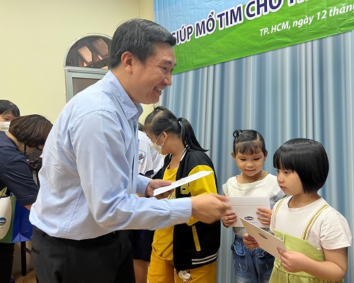 Vinamilk's representative presented Ky Duyen (t-shirt white, blue skirt) with a token of encouragement.