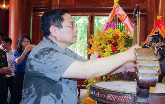 In commemoration of President Ho Chi Minh, Prime Minister Pham Minh Chinh respectfully presented incense.