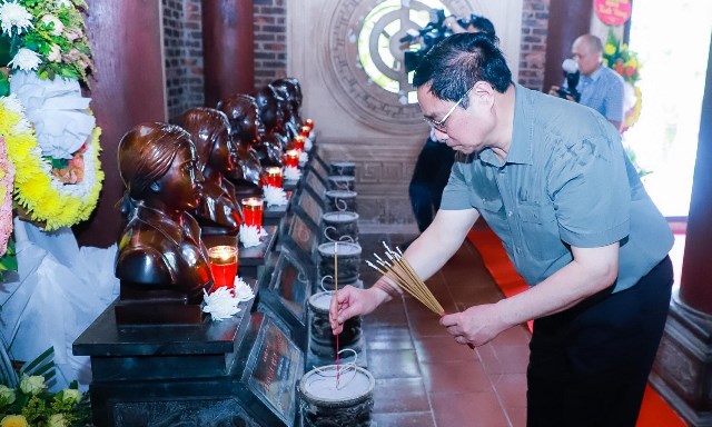 The Prime Minister lit incense to honour 13 young volunteer warriors from the 317th Youth Volunteer Company, Team 65, the General Youth Volunteer Team against the US in Nghe An province who perished on October 31, 1968.