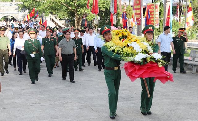 In commemoration of President Ho Chi Minh, Prime Minister Pham Minh Chinh and a team visiting the Kim Lien Special National Historic Site (Nam Dan district) gave flowers and incense.