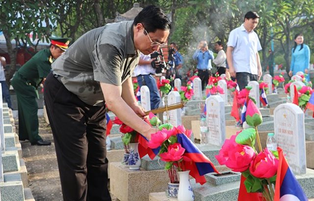 Pham Minh Chinh, Prime Minister of Vietnam, throws incense at the tombs in the Vietnam-Laos International Cemetery.