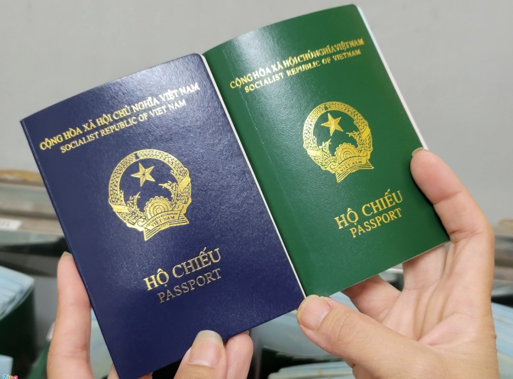 Mẫu hộ chiếu phổ thông mới (bên trái) và mẫu hộ chiếu phổ thông cũ