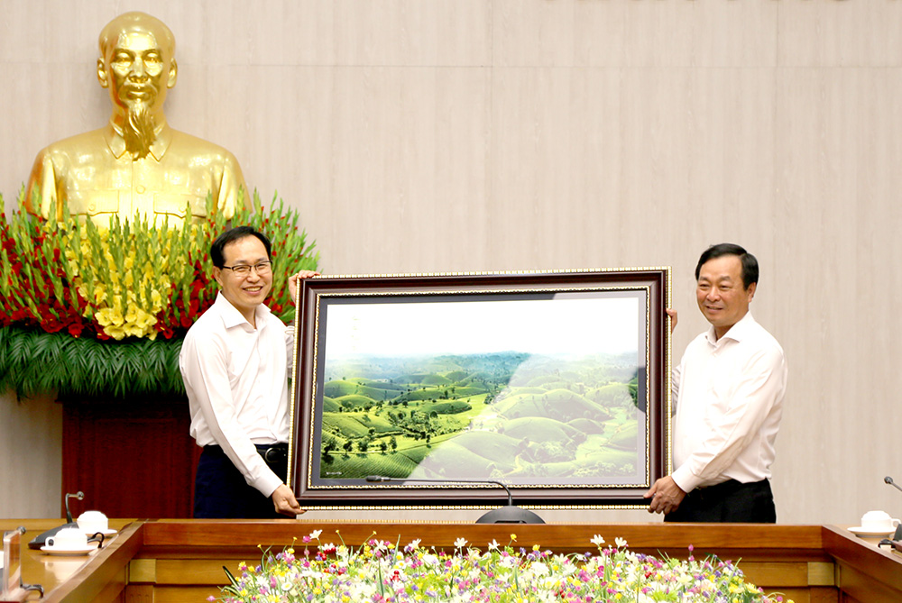Chủ tịch UBND tỉnh Phú Thọ- Bùi Văn Quang tặng bức tranh đồi chè Long Cốc cho lãnh đạo Công ty TNHH Samsung Electronics Việt Nam.