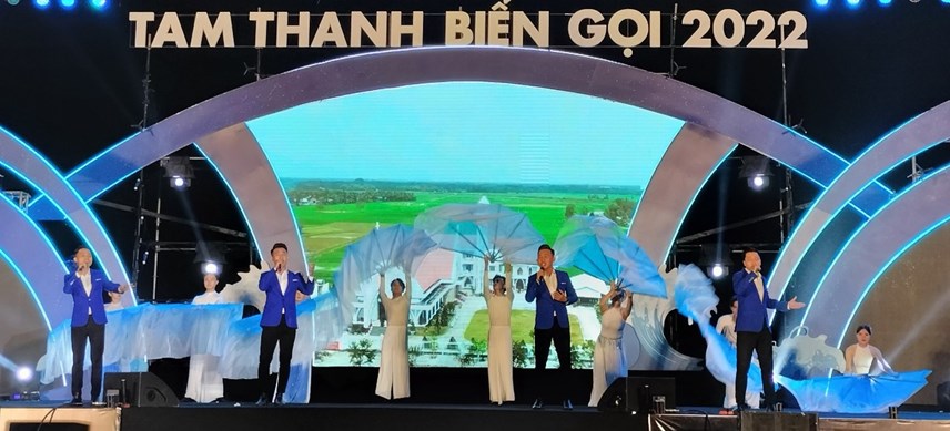 In Quang Nam, MC Thanh Bach, Singer Ngoc Son, Randy, and the stars congregate.