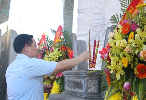 Chiều cùng ngày, Chủ tịch Quốc hội Vương Đình Huệ và Đoàn công tác Trung ương tới đặt vòng hoa, dâng hương tưởng niệm các anh hùng liệt sỹ tại Nghĩa trang Liệt sỹ tỉnh Quảng Nam.