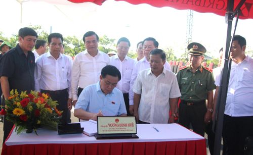 Chủ tịch Quốc hội Vương Đình Huệ ghi sổ lưu niệm tại Tượng đài Mẹ Việt Nam anh hùng.