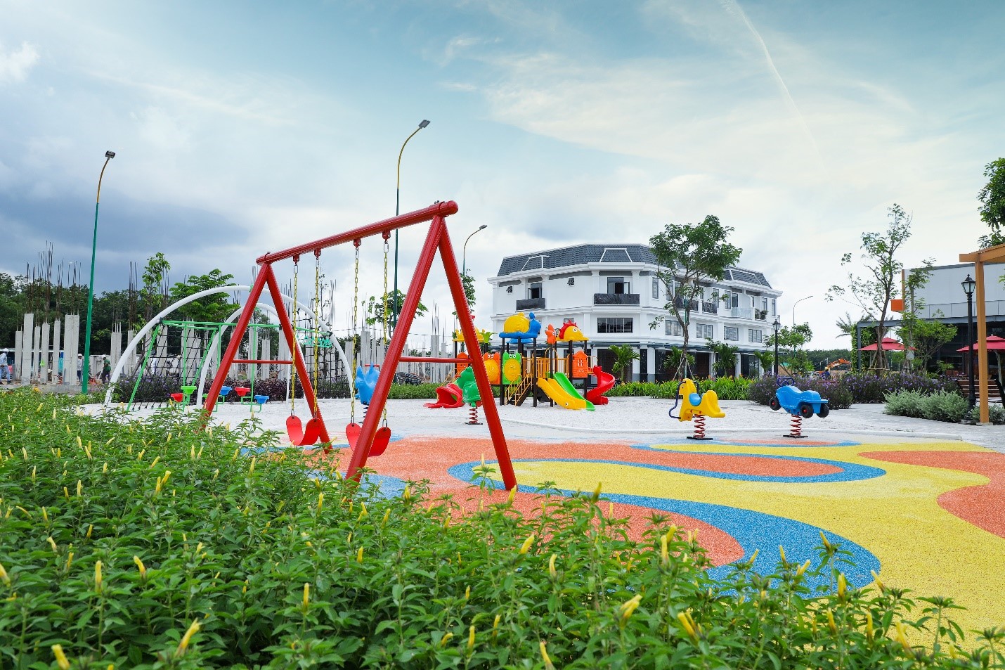 Richland Residence đã hoàn thiện hầu hết hạ tầng và tiện ích gồm công viên, khu vui chơi trẻ em, khu thể thao... đồng thời đã khởi công trường học trong nội khu