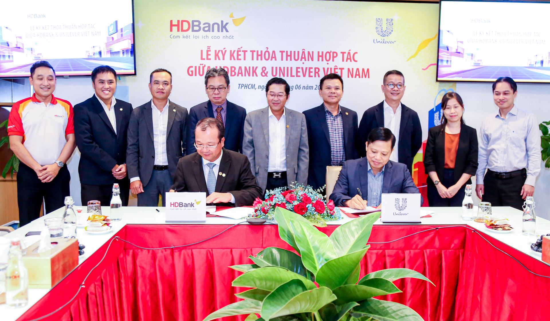 Mr Tran Quoc Anh, Head of HDBank's Personal Banking Division, and Mr Truong Cong Vinh, Vice President of Customer Development at Unilever Vietnam, signed the collaboration agreement between the two companies.