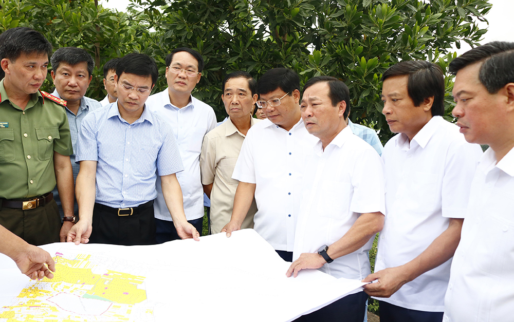 Đoàn công tác kiểm tra tiến độ giải phóng mặt bằng tại dự án Khu đô thị mới Tây Nam, thành phố Việt Trì.