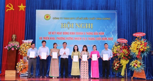 Ông Mai Thanh Bình – Giám đốc Công ty trao Quyết định khen thưởng cho đại diện các nhóm sáng kiến, thành tích
