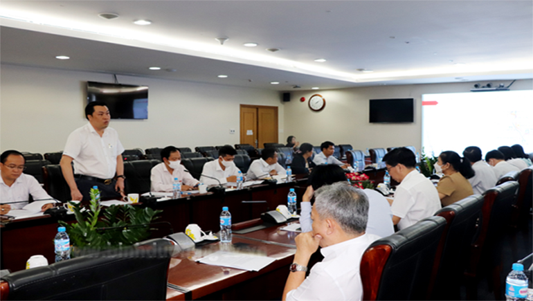 Ông Cao Văn Chóng Phó Giám đốc Sở VHTTDL Bình Dương báo cáo phương án đề xuất xây dựng Khu liên hợp Công nghiệp Thể thao Bình Dương.