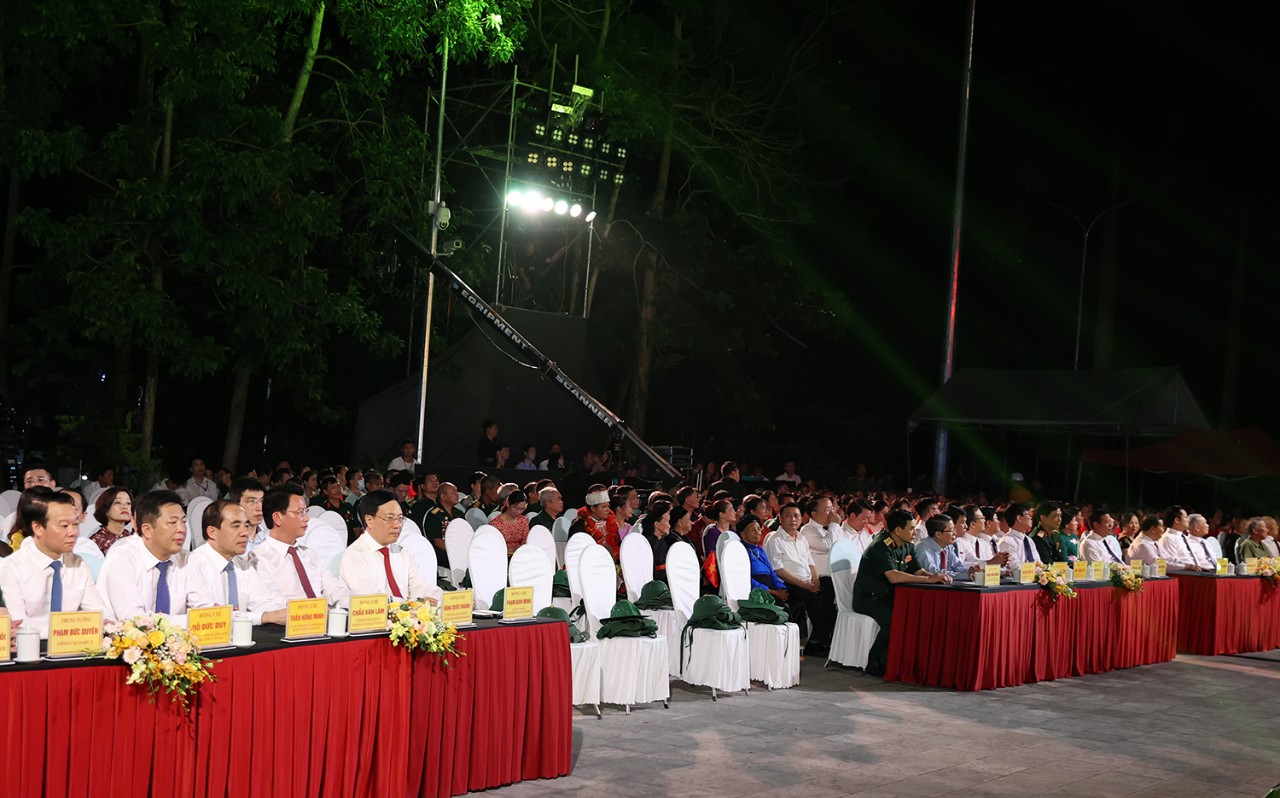 Tại điểm cầu nghĩa trang liệt sĩ Vị Xuyên, tỉnh Hà Giang, nơi cuối cùng vang tiếng súng trong cuộc chiến bảo vệ biên giới phía Bắc, nơi trận địa khốc liệt 10 năm, 4.000 liệt sĩ đã nằm xuống có sự tham dự của Ủy viên Bộ Chính trị, Phó Thủ tướng Thường trực Chính phủ Phạm Bình Minh: Ủy viên Bộ Chính trị, Bộ trưởng Quốc phòng Phan Văn Giang; Phó Chủ tịch Quốc hội Nguyễn Đức Hải; Bí thư Tỉnh ủy Hà Giang Đặng Quốc Khánh.
