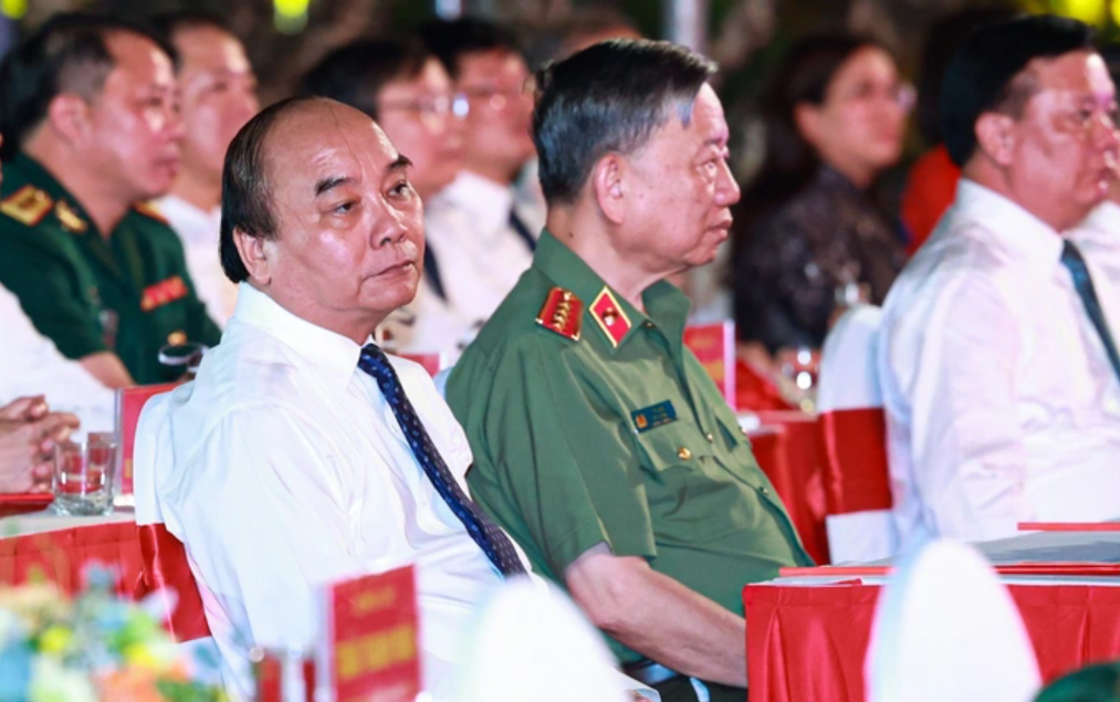 Chủ tịch nước Nguyễn Xuân Phúc cùng các đồng chí lãnh đạo Đảng, Nhà nước dự Cầu truyền hình trực tiếp 
