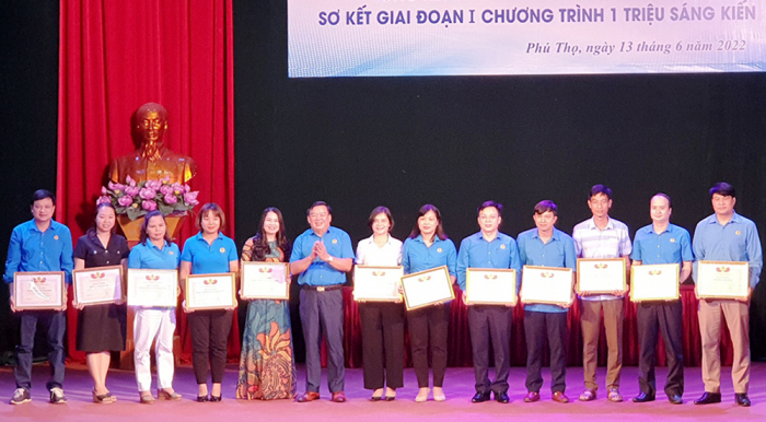 Đại diện lãnh đạo LĐLĐ tỉnh Phú Thọ khen thưởng cho các tập thể xuất sắc trong thực hiện Chương trình “1 triệu sáng kiến”