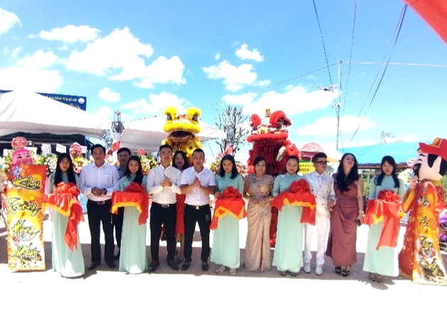 The Tay Nguyen Gia Lai real estate trade centre was officially opened with a ribbon cutting.