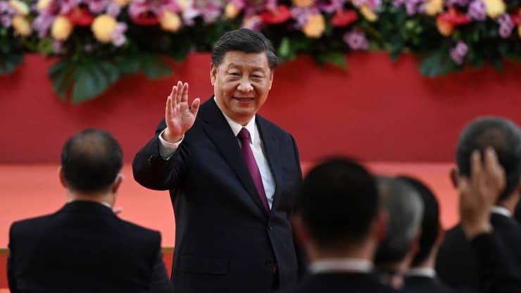Chủ tịch Trung Quốc Tập Cận Bình dậy sóng sau bài phát biểu của ông sau buổi lễ nhậm chức nhà lãnh đạo và chính quyền mới của thành phố ở Hồng Kông vào ngày 1 tháng 7 năm 2022, nhân kỷ niệm 25 năm bàn giao thành phố từ Anh cho Trung Quốc.