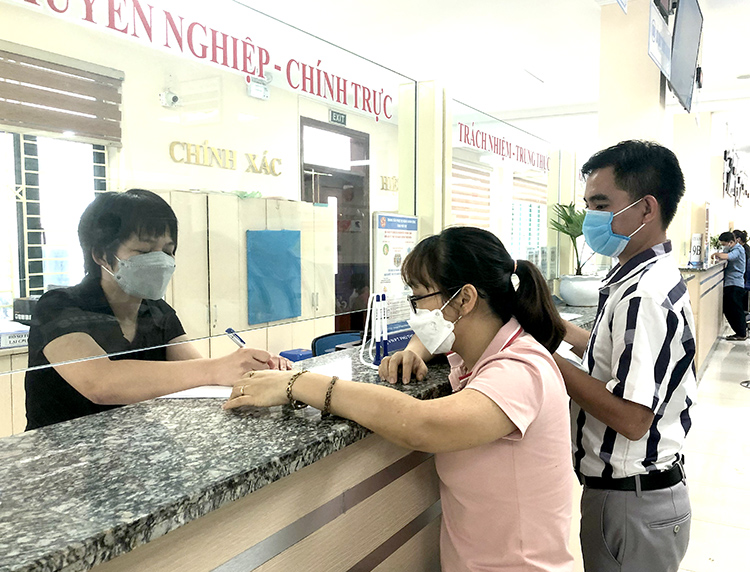 Bộ phận một cửa của Sở LĐ,TB&XH tại Trung tâm hành chính công tỉnh tận tình hướng dẫn người dân làm TTHC.