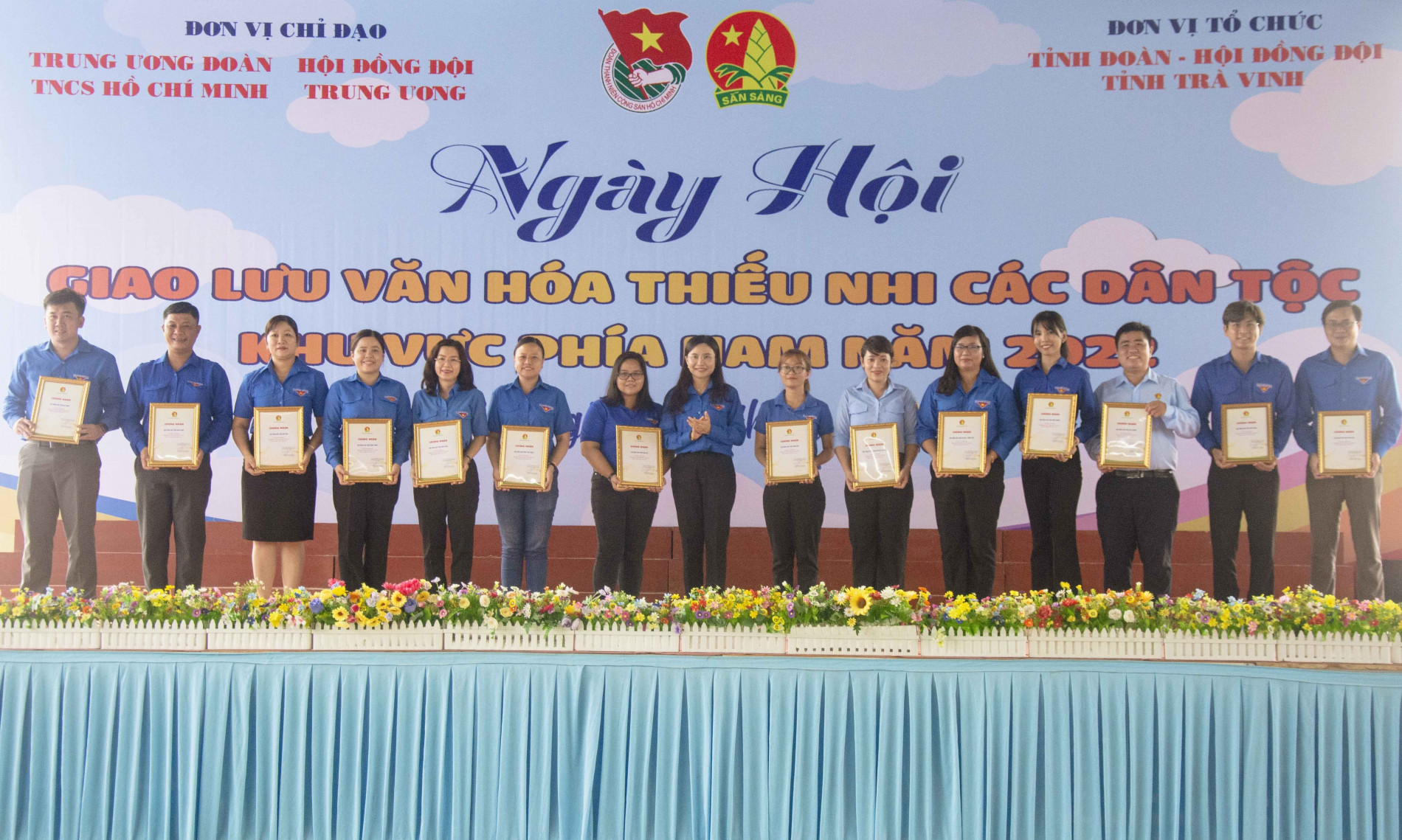 Chị Nguyễn Phạm Duy Trang - Bí thư Ban Chấp hành Trung ương Đoàn, Chủ tịch Hội đồng Đội Trung ương trao chứng nhận cho 14 tỉnh, thành phố tham gia liên hoan cấp khu vực.