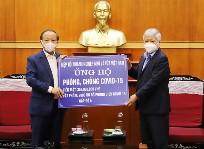 Chủ tịch UBTƯ MTTQ Việt Nam Đỗ Văn Chiến tiếp nhận ủng hộ từ Hiệp hội Doanh nghiệp nhỏ và vừa Việt Nam.