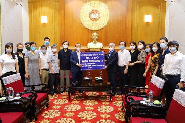 Chủ tịch UBTƯ MTTQ Việt Nam Đỗ Văn Chiến tiếp nhận ủng hộ từ Hiệp hội Doanh nghiệp nhỏ và vừa Việt Nam.