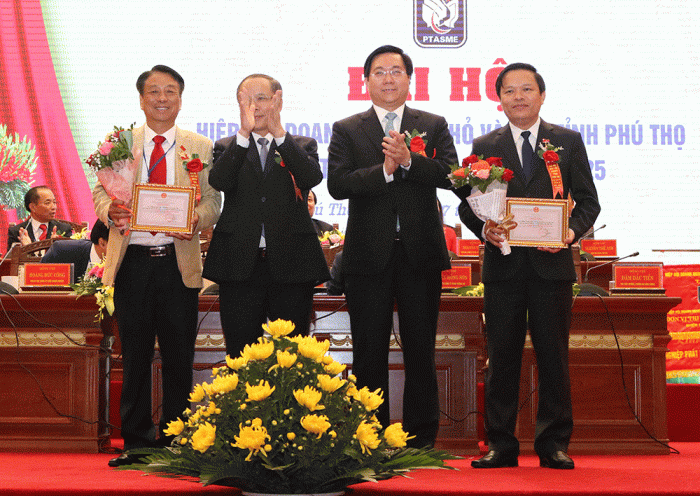 Chủ tịch Hiệp hội DNNVV Việt Nam Nguyễn Văn Thân trao tặng Kỷ niệm chương cho các đồng chí có nhiều đóng góp đối với sự phát triển của Hiệp hội DNNVV tỉnh.