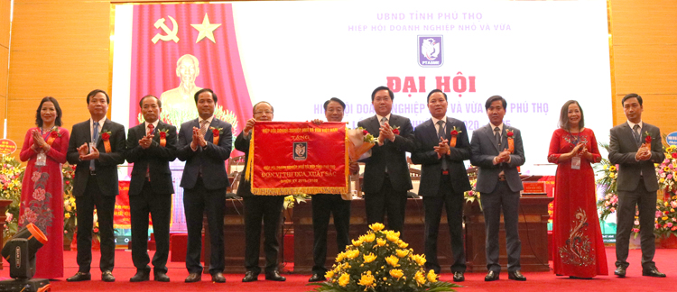 Thứ trưởng Bộ Kế hoạch và Đầu tư Trần Duy Đông và Chủ tịch VINASME Nguyễn Văn Thân trao Cờ thi đua xuất sắc của VINASME cho Hiệp hội DNNVV tỉnh.