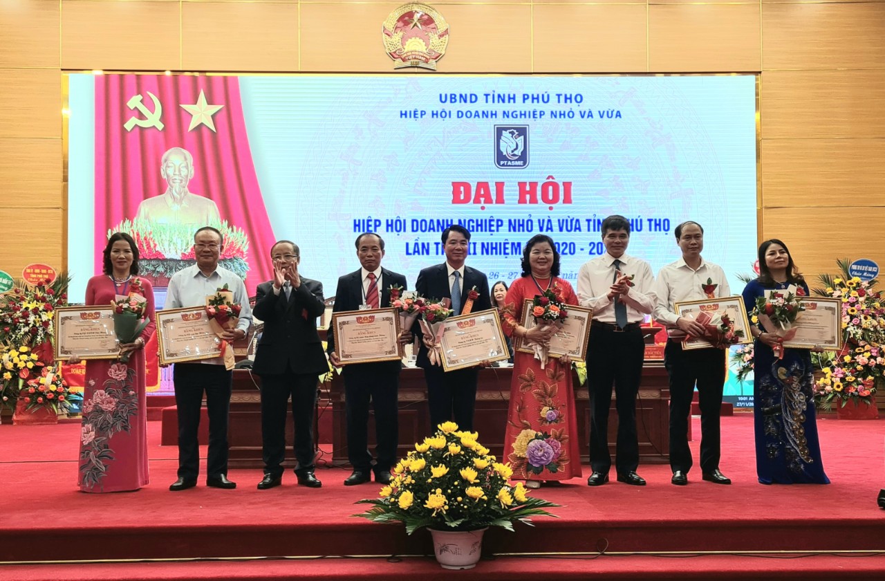 Tiến sĩ Nguyễn Văn Thân - Chủ tịch VINASME trao Bằng khen của VINASME cho các tập thể, cá nhân thuộc Hiệp hội DNNVV tỉnh.