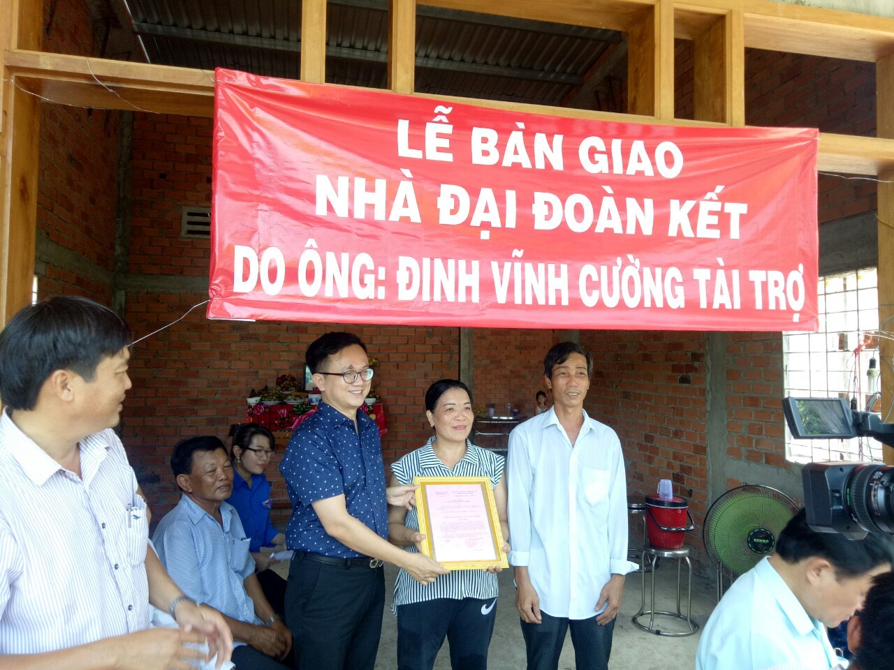Mrs Nguyen Thi Xuan Diem receives the Great Solidarity House.